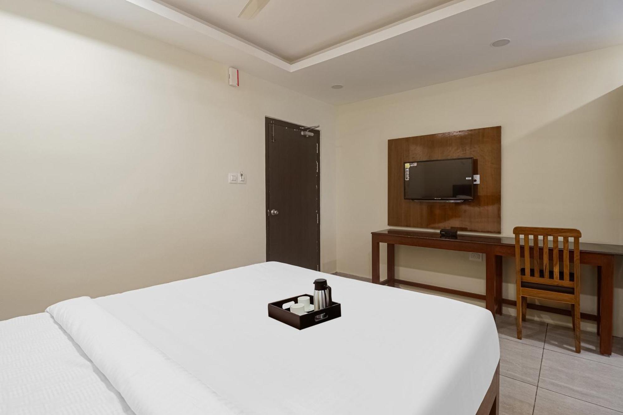 Townhouse Dj Grand Hotell Tirupati Exteriör bild