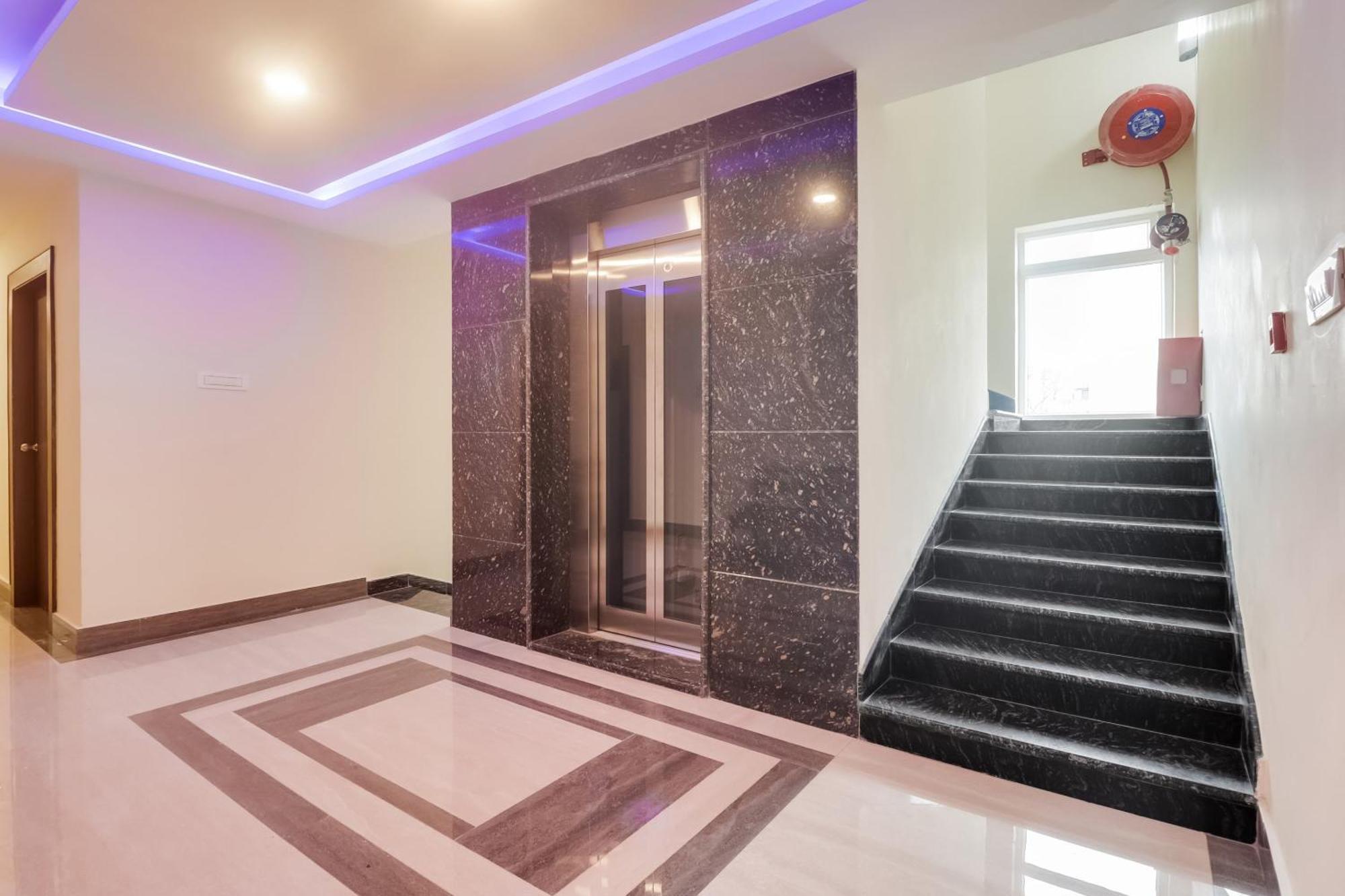 Townhouse Dj Grand Hotell Tirupati Exteriör bild