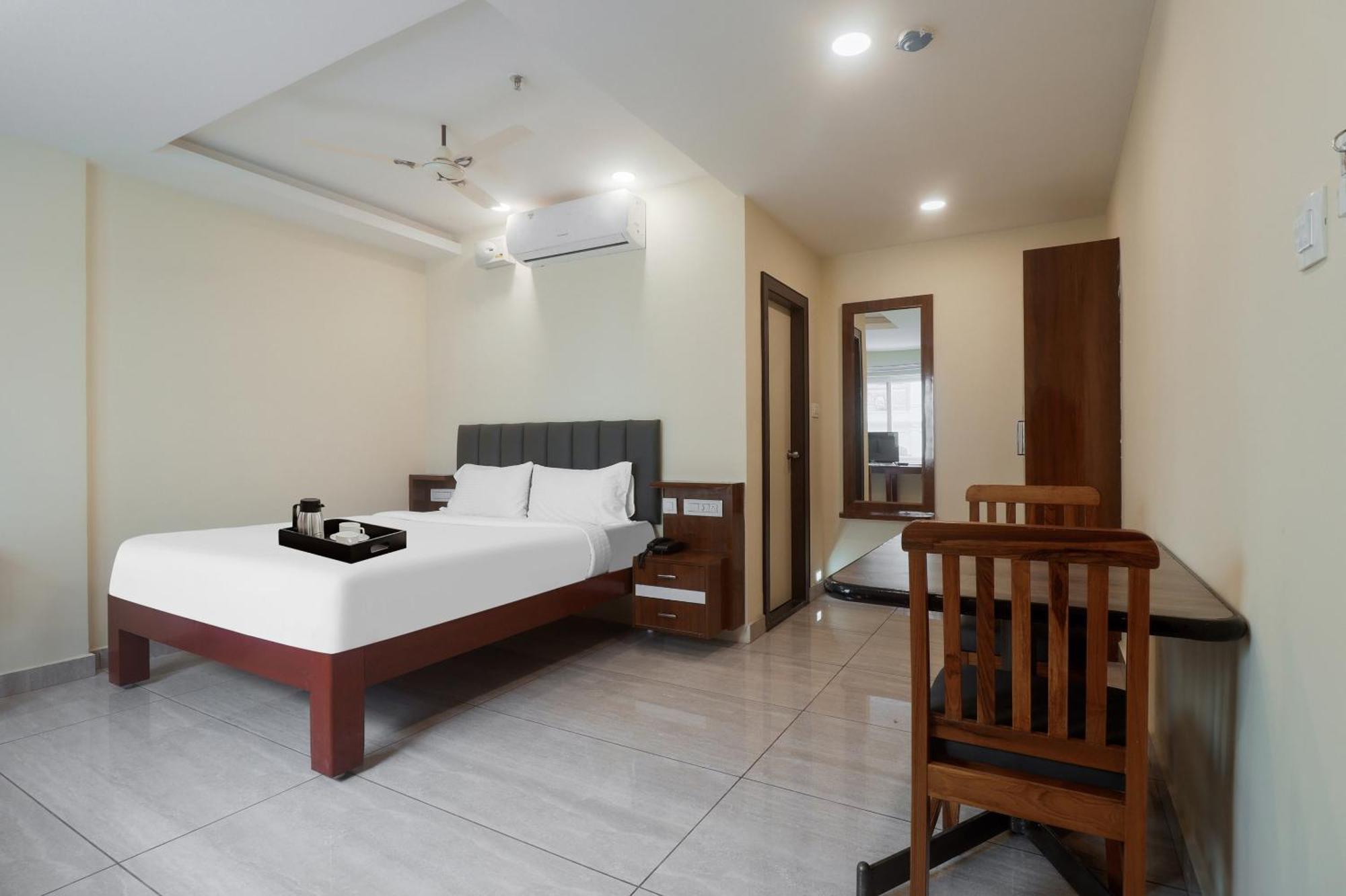 Townhouse Dj Grand Hotell Tirupati Exteriör bild