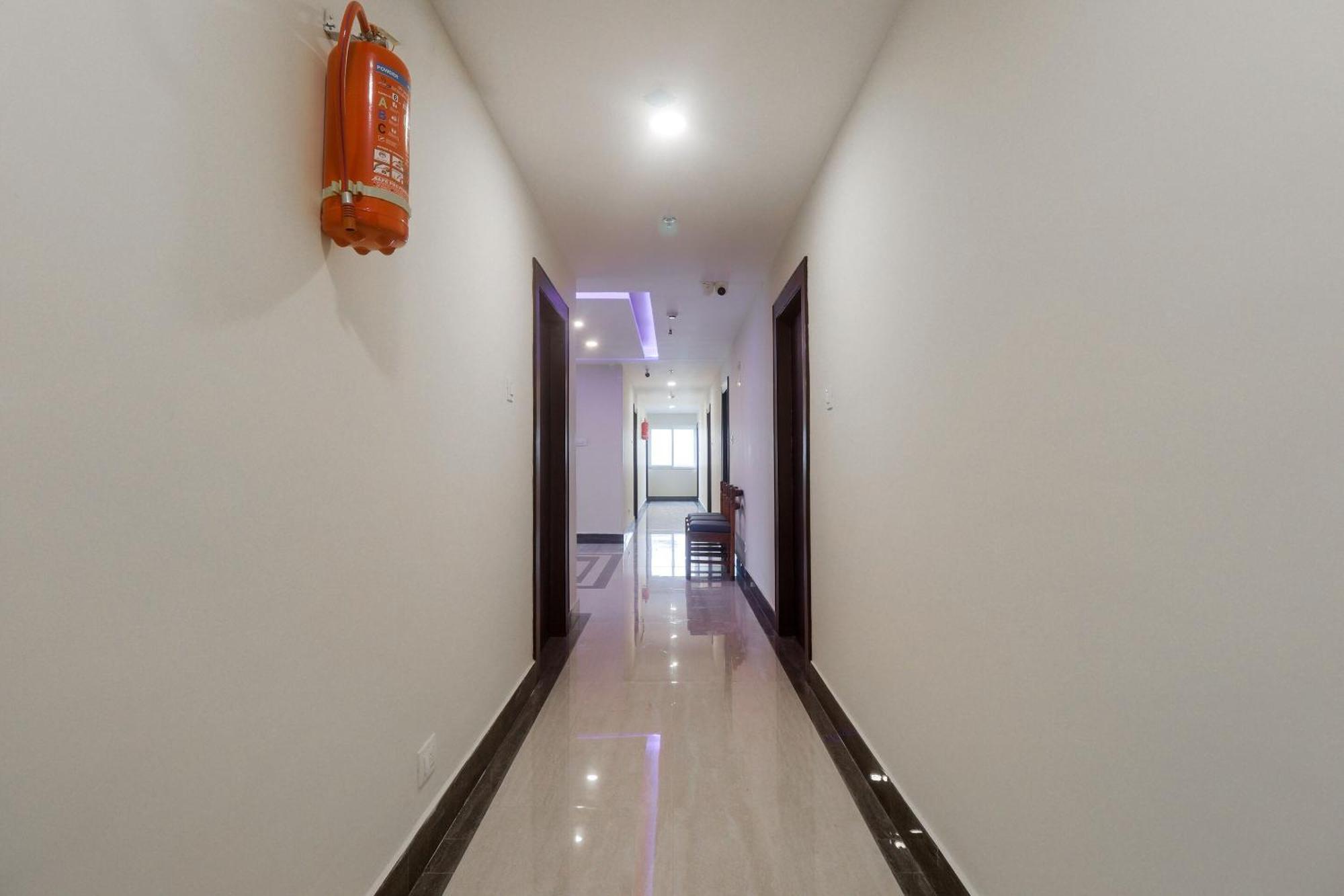 Townhouse Dj Grand Hotell Tirupati Exteriör bild