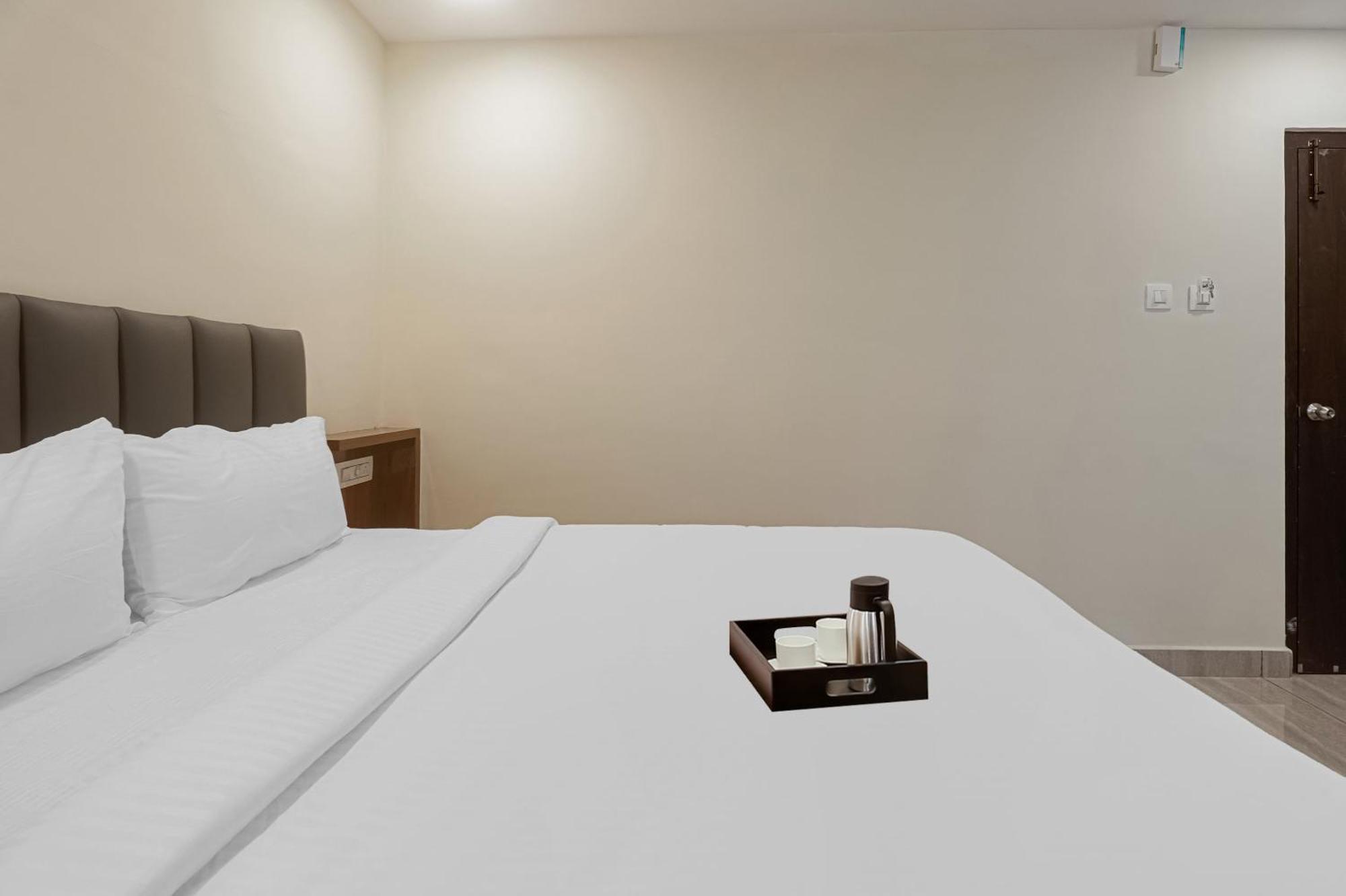 Townhouse Dj Grand Hotell Tirupati Exteriör bild