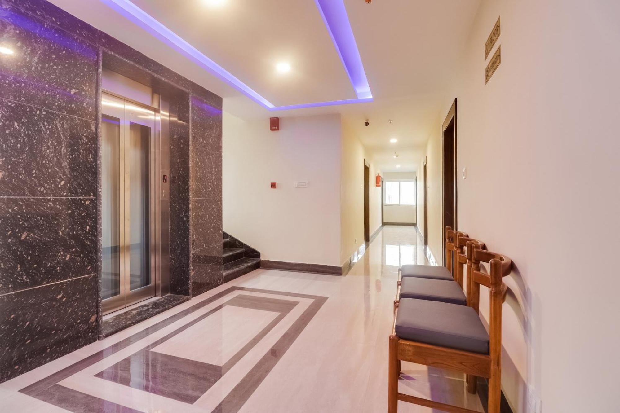 Townhouse Dj Grand Hotell Tirupati Exteriör bild