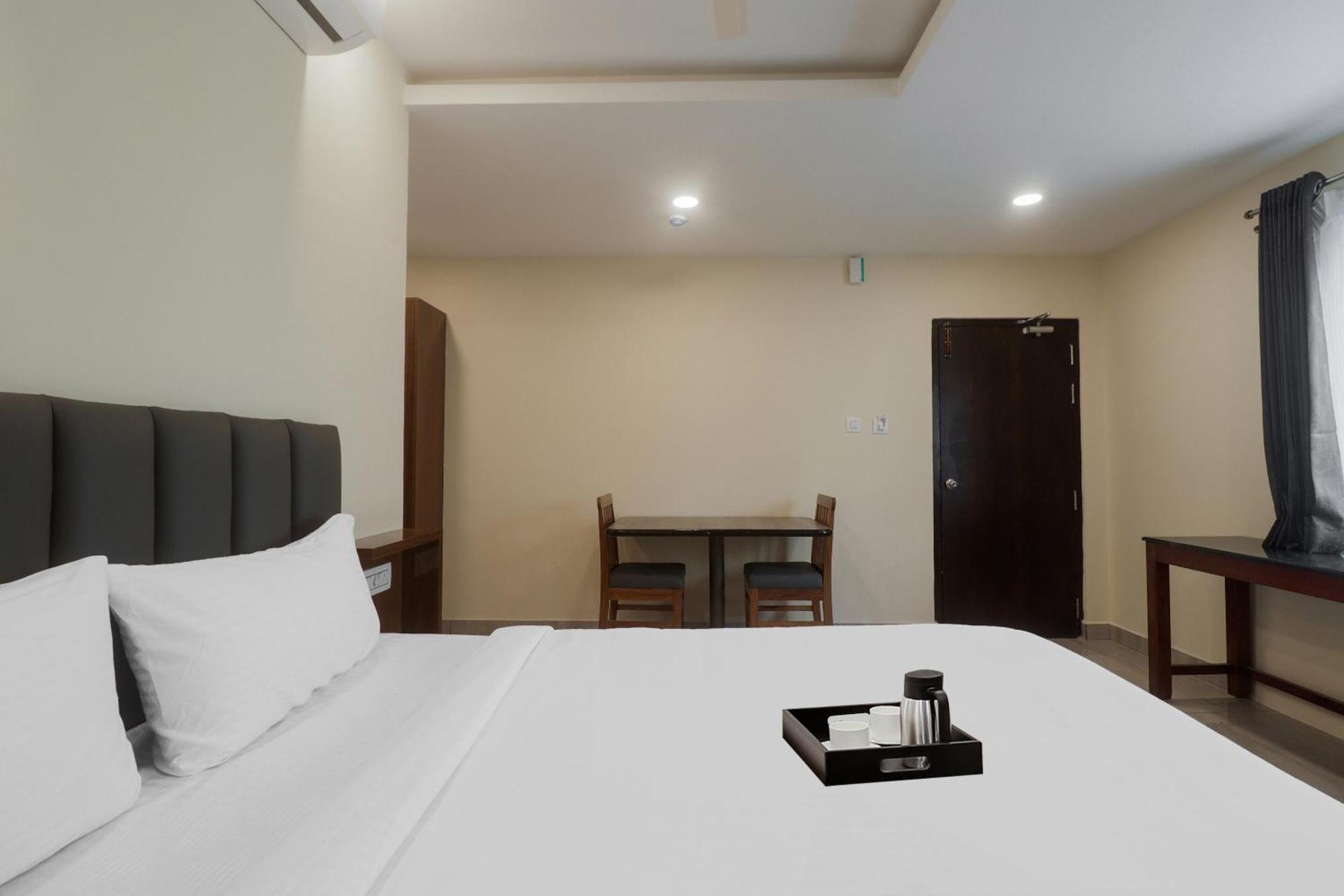 Townhouse Dj Grand Hotell Tirupati Exteriör bild