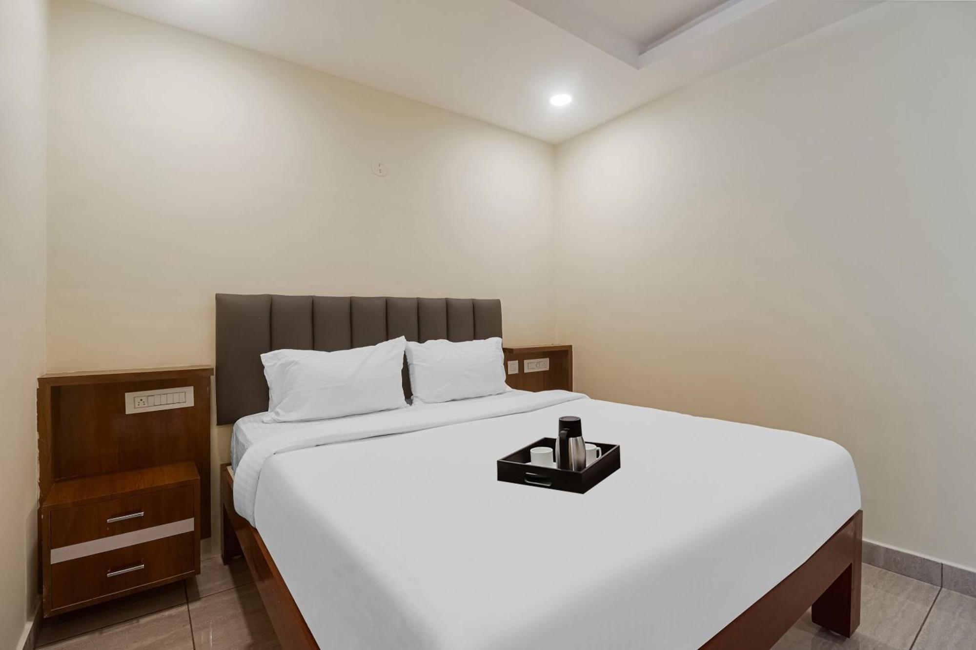 Townhouse Dj Grand Hotell Tirupati Exteriör bild