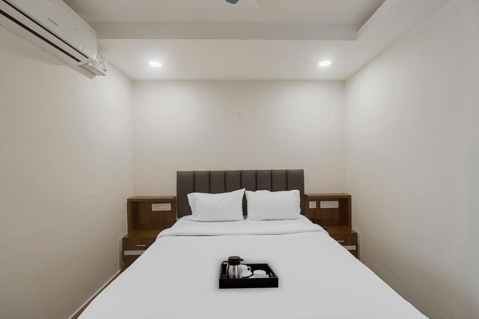 Townhouse Dj Grand Hotell Tirupati Exteriör bild